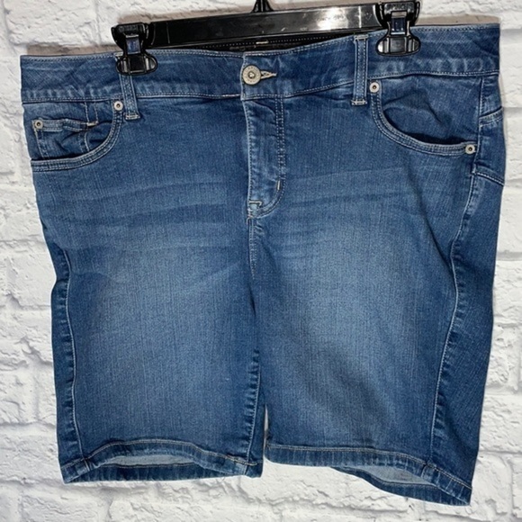 Torrid Premium Bombshell Skinny Stretch Denim Casual Comfy Summer Jean Shorts - Picture 3 of 13